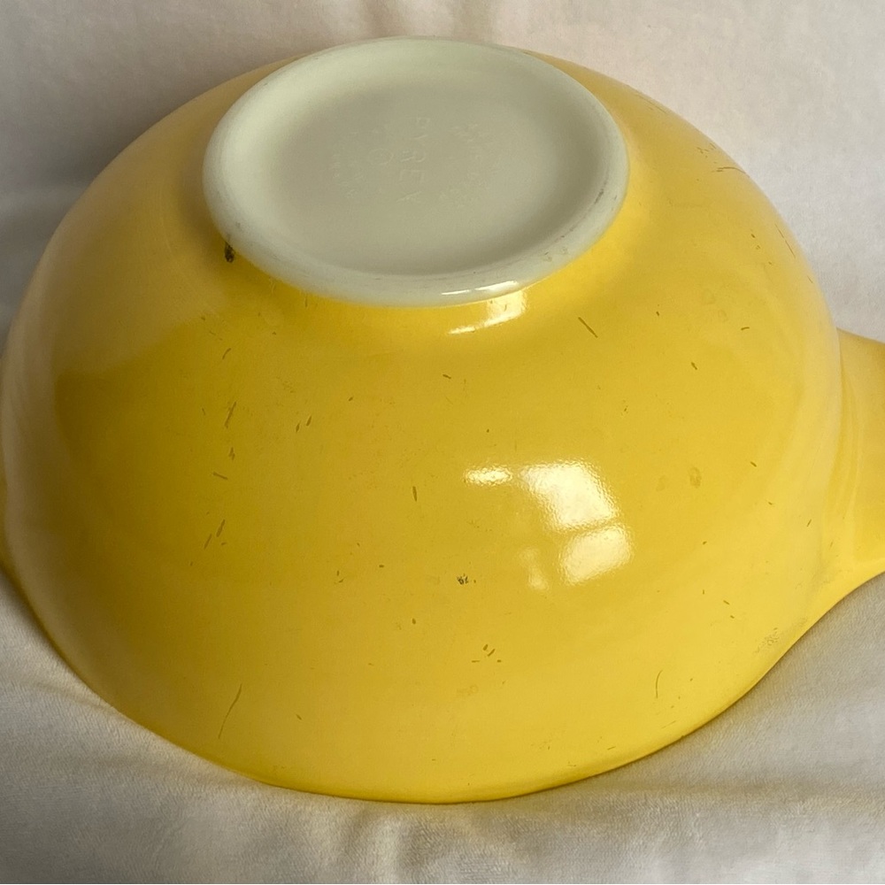 Vintage Pyrex Yellow Bowl Cinderella Light Pale Butter Mixing 443 2 1/2 qt